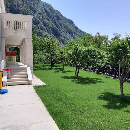 Queen Teuta Hotel Risan Exterior photo