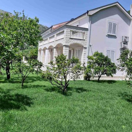 Queen Teuta Hotel Risan Exterior photo